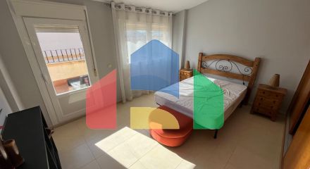 Светлый двухуровневый пентхаус у моря