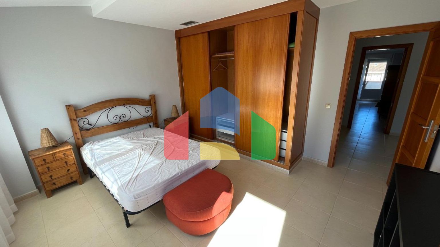 Светлый двухуровневый пентхаус у моря