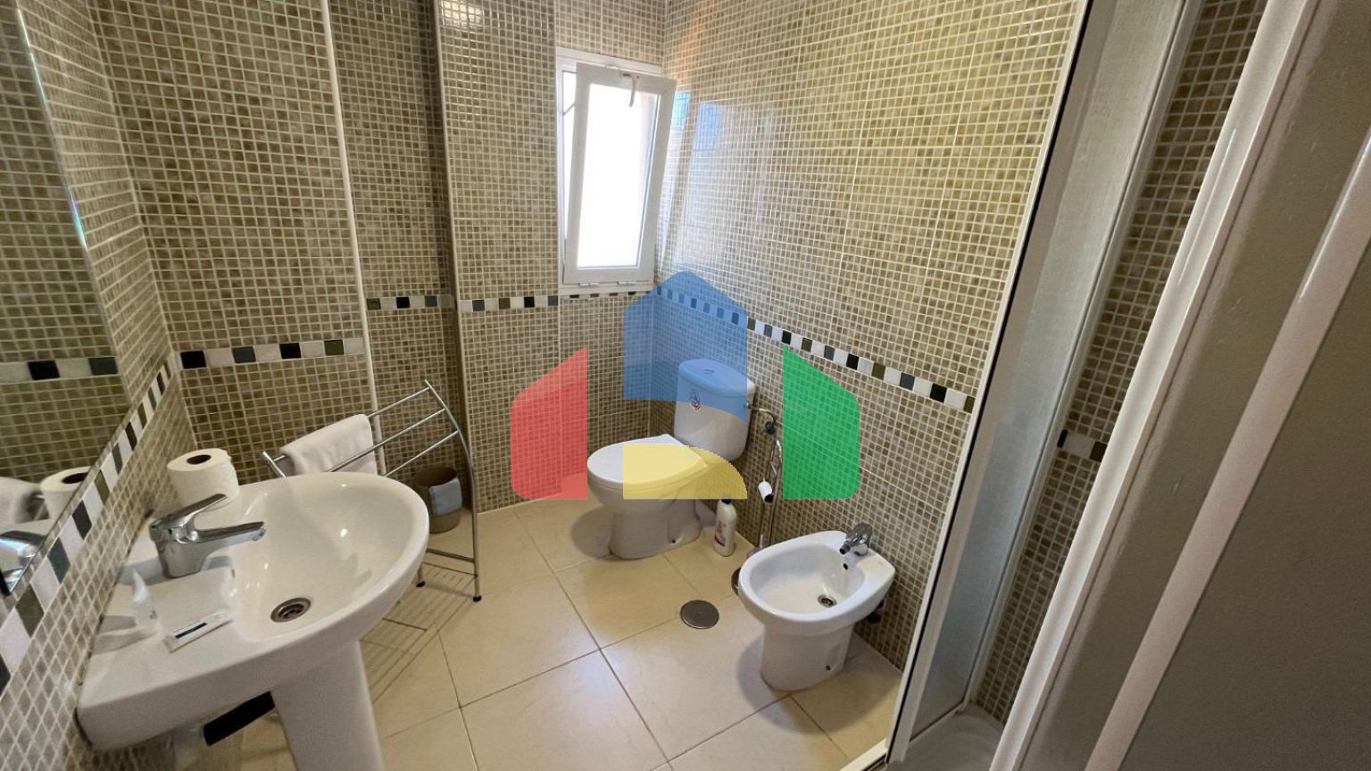 Светлый двухуровневый пентхаус у моря