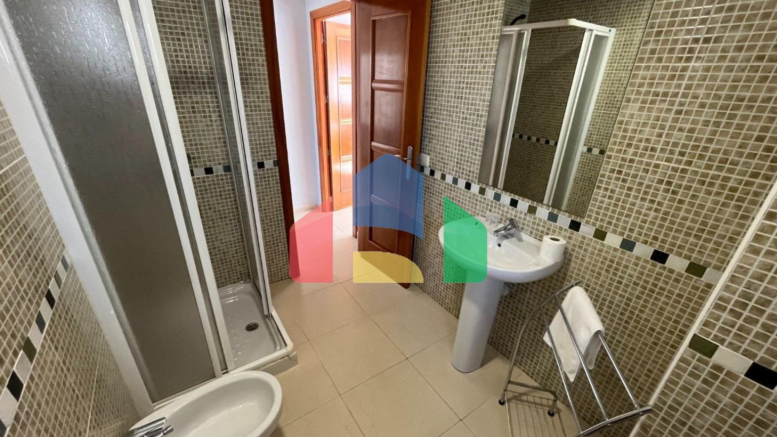 Светлый двухуровневый пентхаус у моря