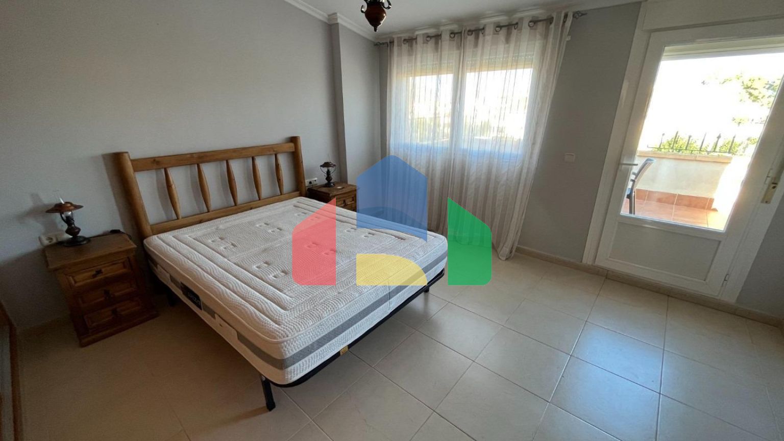 Светлый двухуровневый пентхаус у моря