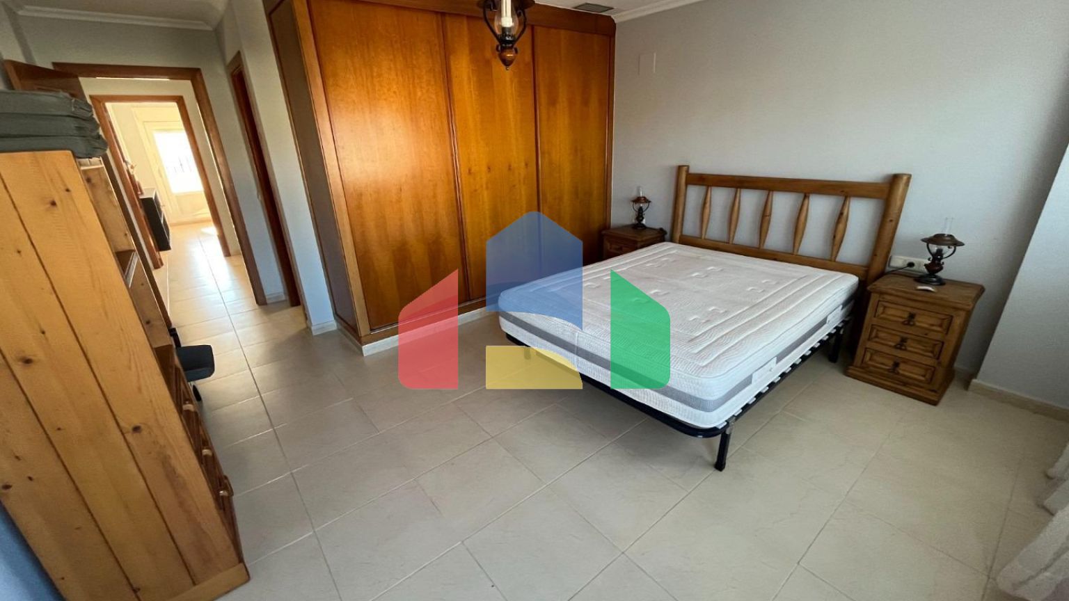 Светлый двухуровневый пентхаус у моря