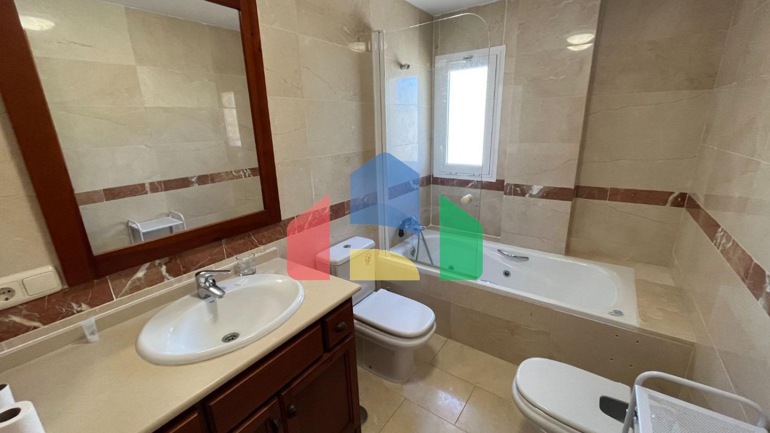 Светлый двухуровневый пентхаус у моря