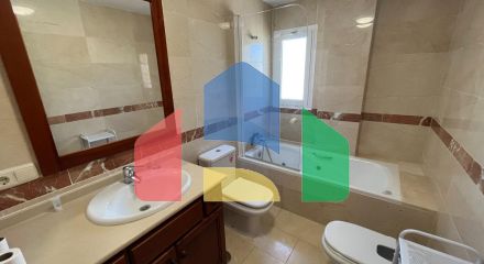 Светлый двухуровневый пентхаус у моря