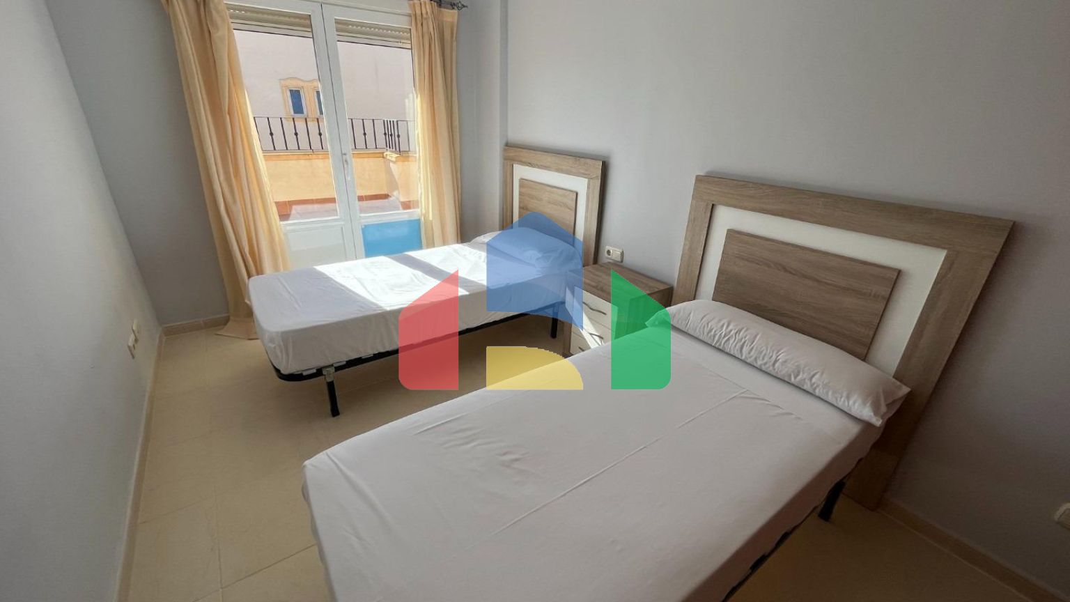 Светлый двухуровневый пентхаус у моря