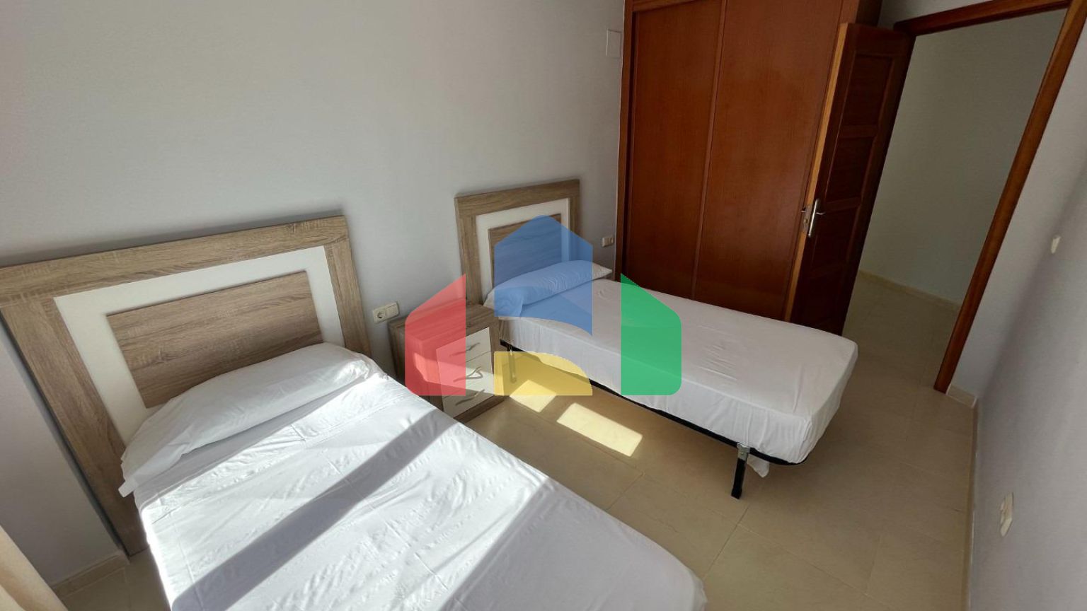 Светлый двухуровневый пентхаус у моря