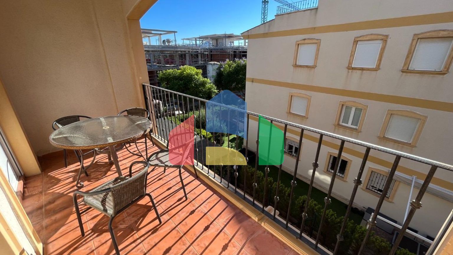 Светлый двухуровневый пентхаус у моря