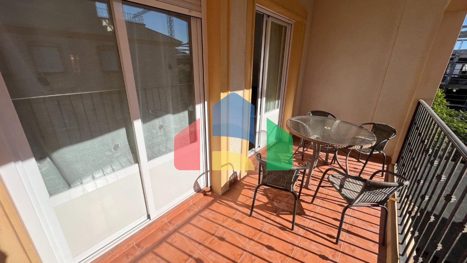 Светлый двухуровневый пентхаус у моря