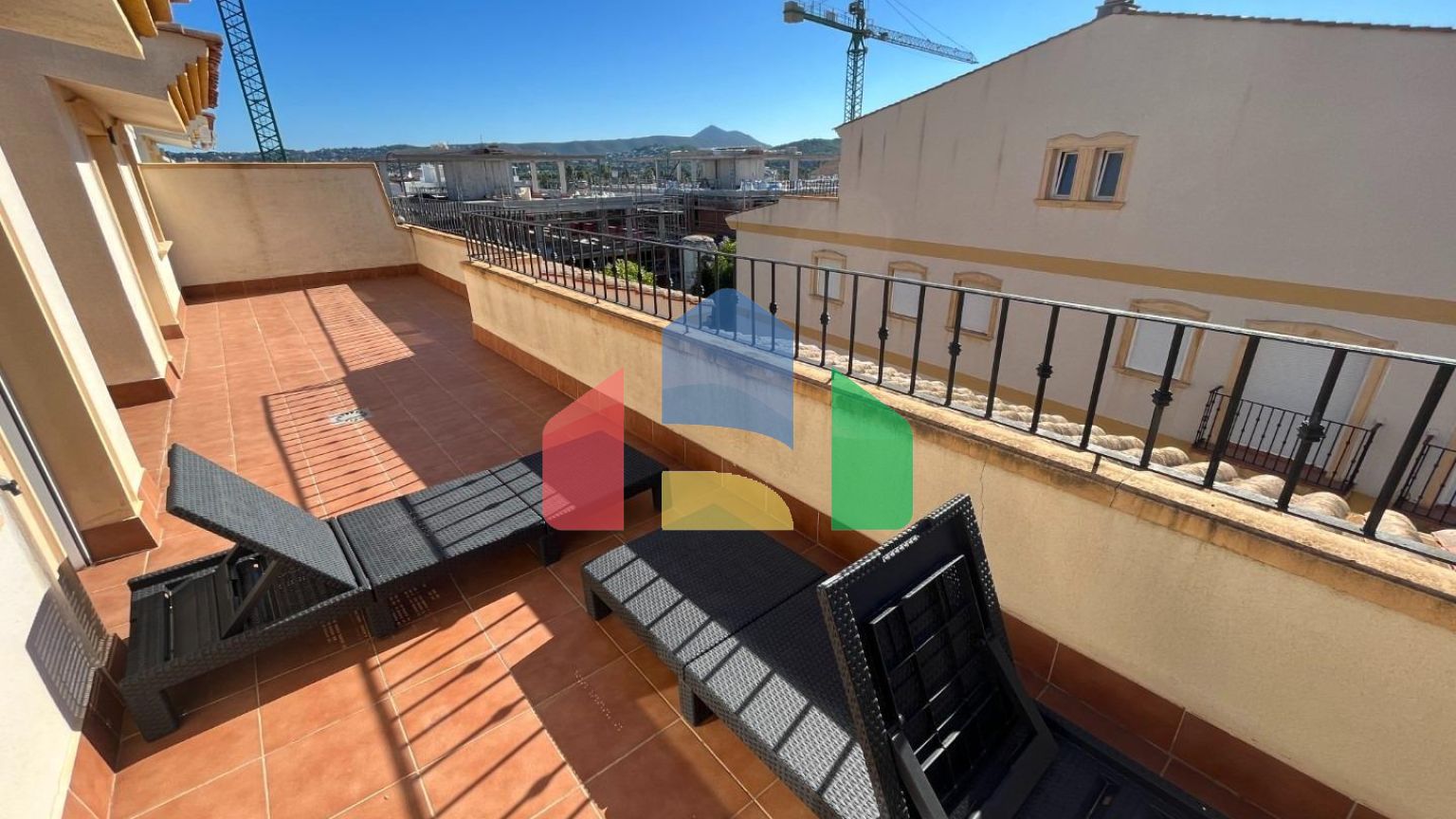 Светлый двухуровневый пентхаус у моря