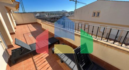 Светлый двухуровневый пентхаус у моря