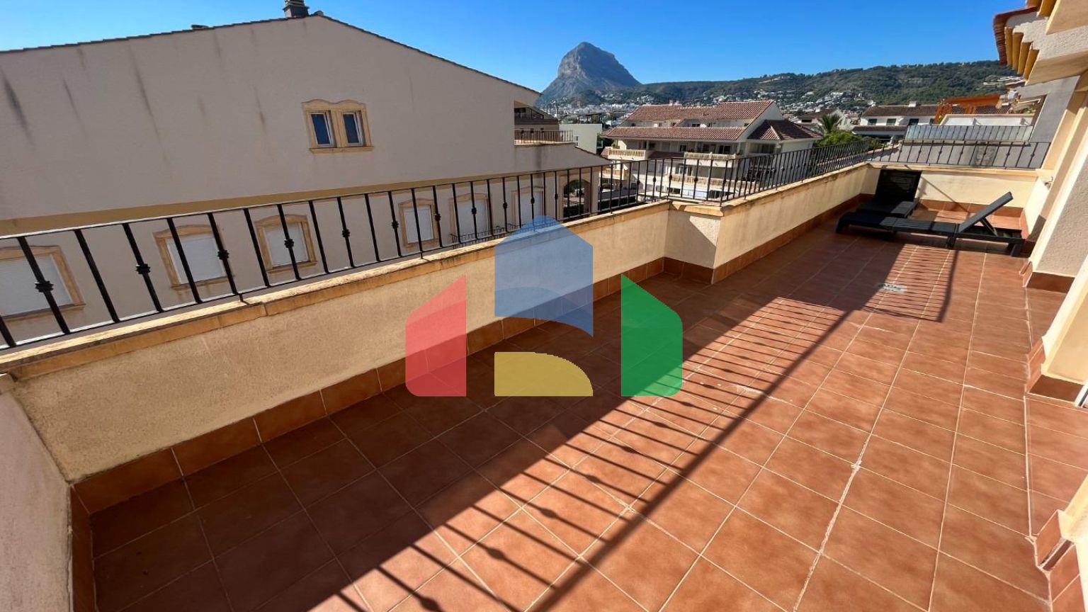 Светлый двухуровневый пентхаус у моря