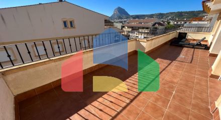 Светлый двухуровневый пентхаус у моря