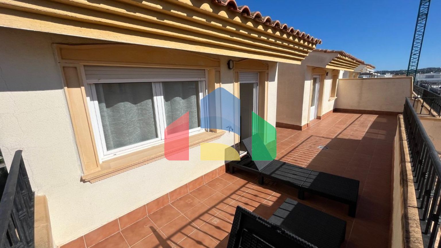 Светлый двухуровневый пентхаус у моря