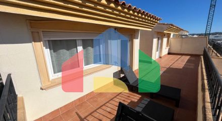 Светлый двухуровневый пентхаус у моря