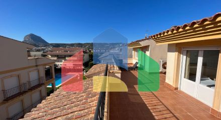 Светлый двухуровневый пентхаус у моря