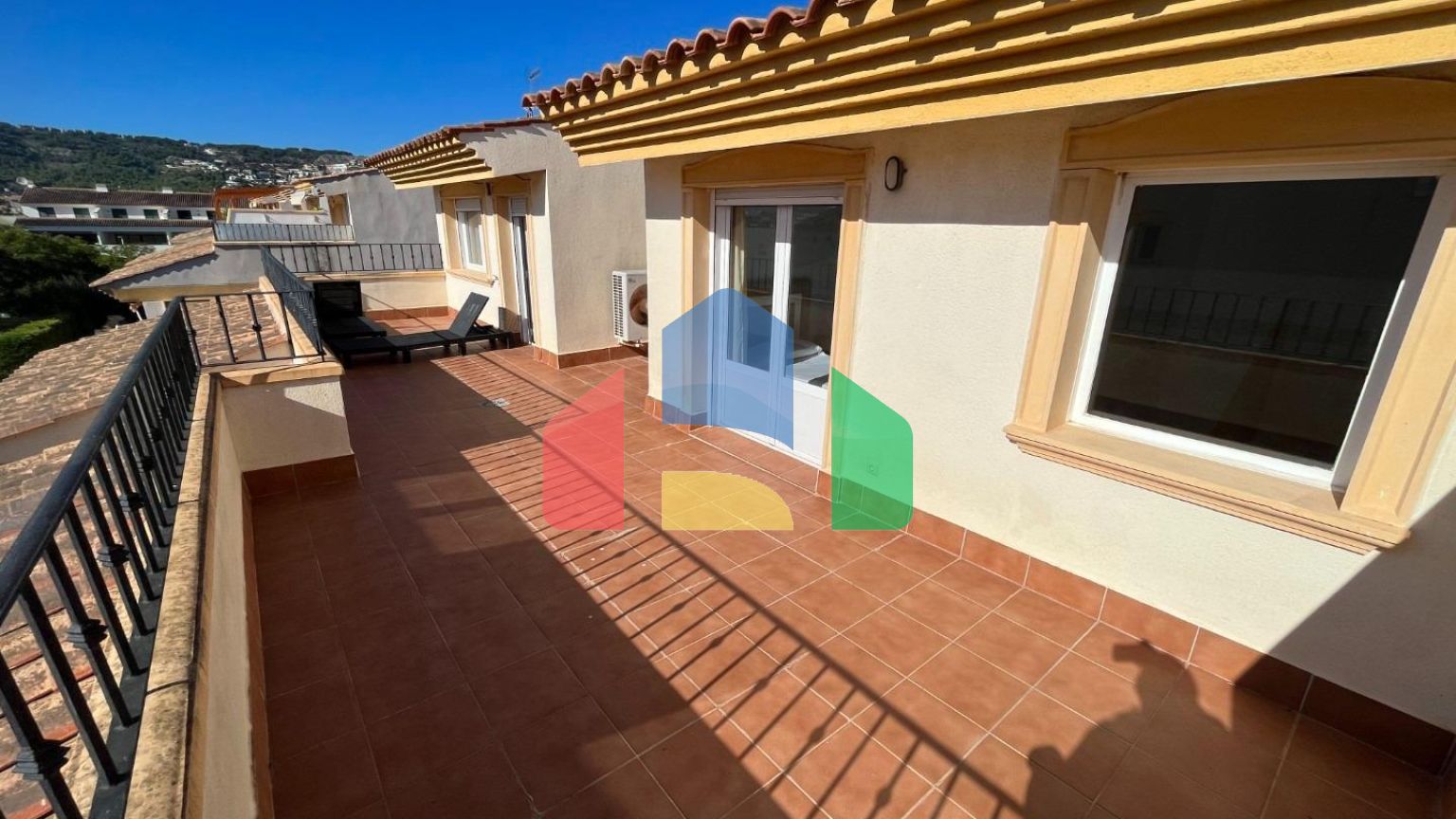 Светлый двухуровневый пентхаус у моря