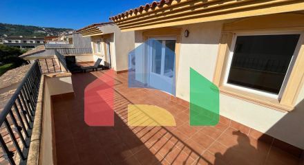 Светлый двухуровневый пентхаус у моря