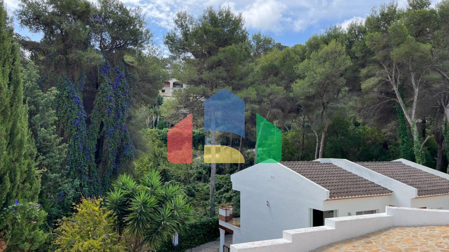 Великолепный участок с видом на море в Хавеи