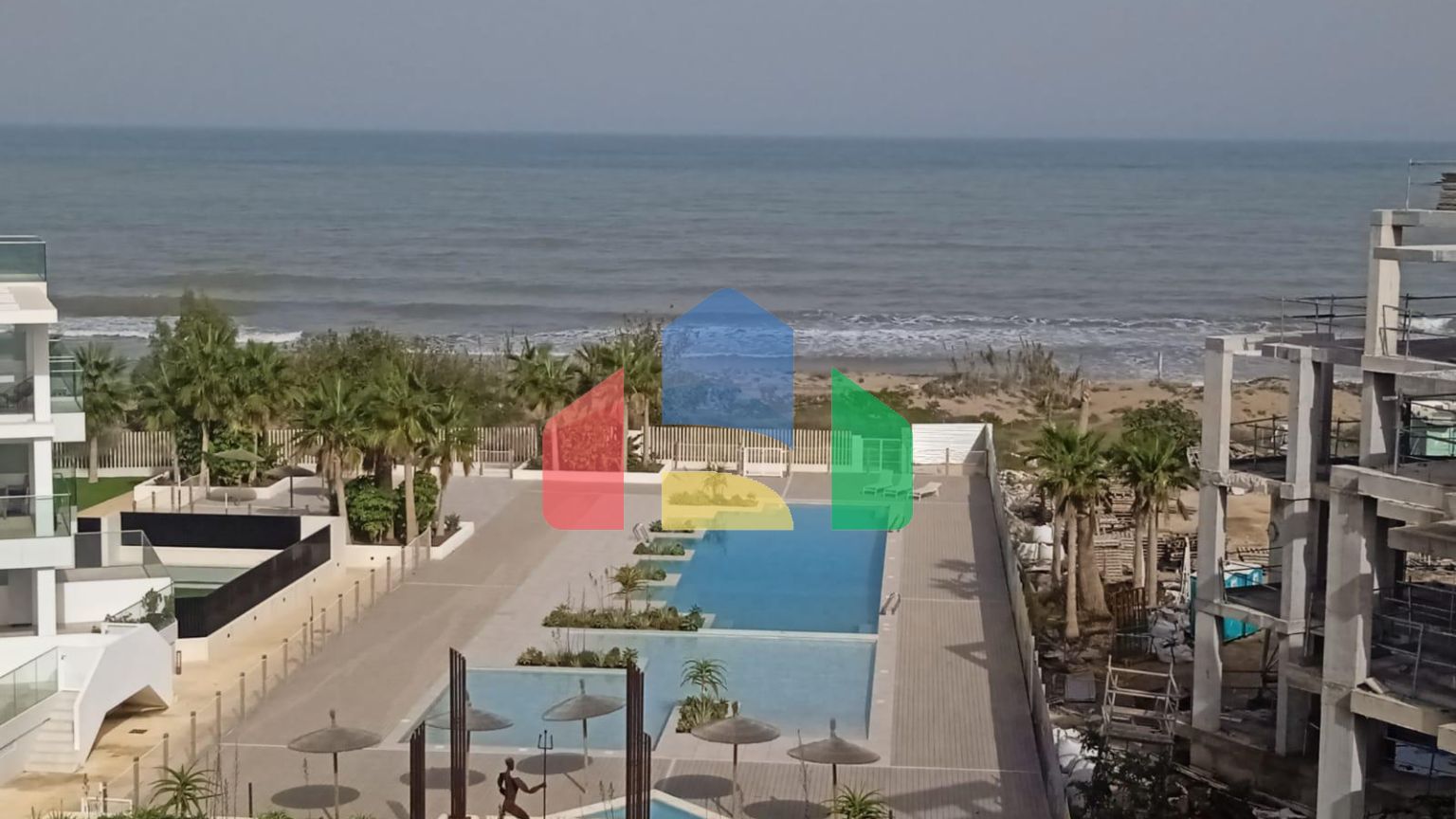 СРЕДИЗЕМНОМОРСКОЕ ЖИЛЬЕ В НЕСКОЛЬКИХ МЕТРАХ ОТ МОРЯ