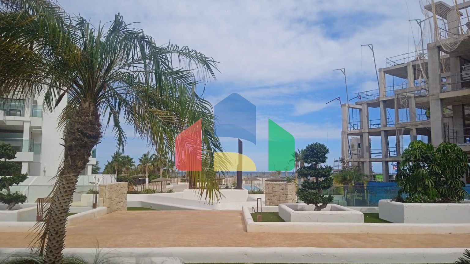 СРЕДИЗЕМНОМОРСКОЕ ЖИЛЬЕ В НЕСКОЛЬКИХ МЕТРАХ ОТ МОРЯ