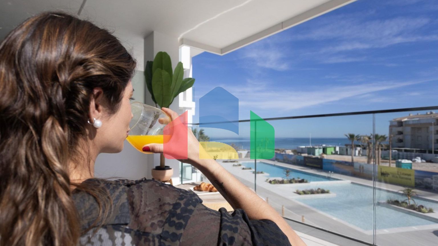 СРЕДИЗЕМНОМОРСКОЕ ЖИЛЬЕ В НЕСКОЛЬКИХ МЕТРАХ ОТ МОРЯ