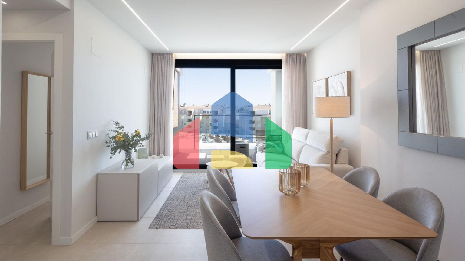 СРЕДИЗЕМНОМОРСКОЕ ЖИЛЬЕ В НЕСКОЛЬКИХ МЕТРАХ ОТ МОРЯ