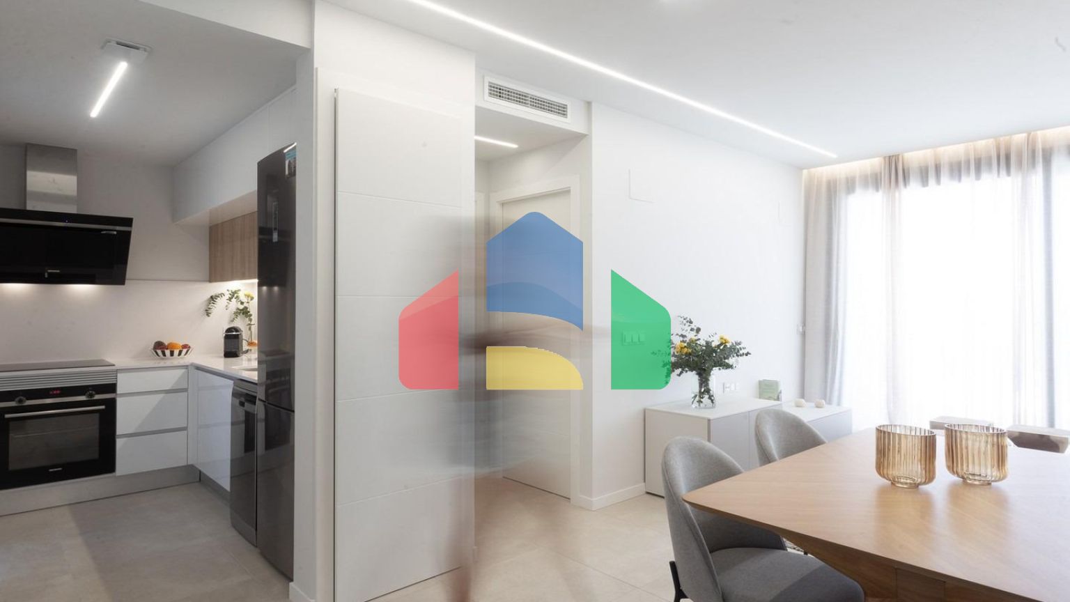 СРЕДИЗЕМНОМОРСКОЕ ЖИЛЬЕ В НЕСКОЛЬКИХ МЕТРАХ ОТ МОРЯ