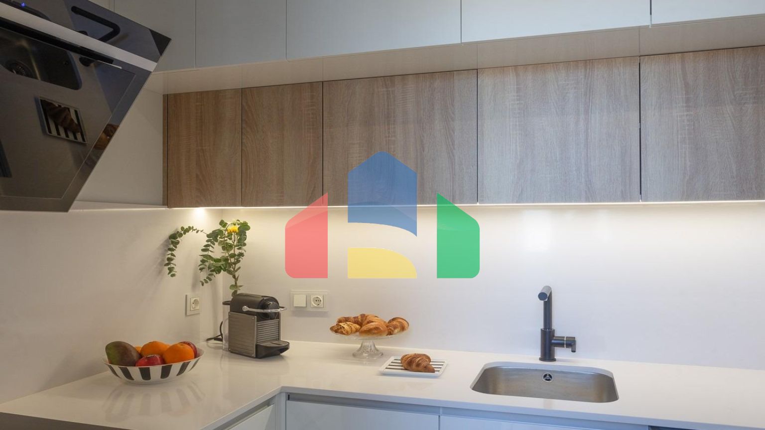 СРЕДИЗЕМНОМОРСКОЕ ЖИЛЬЕ В НЕСКОЛЬКИХ МЕТРАХ ОТ МОРЯ