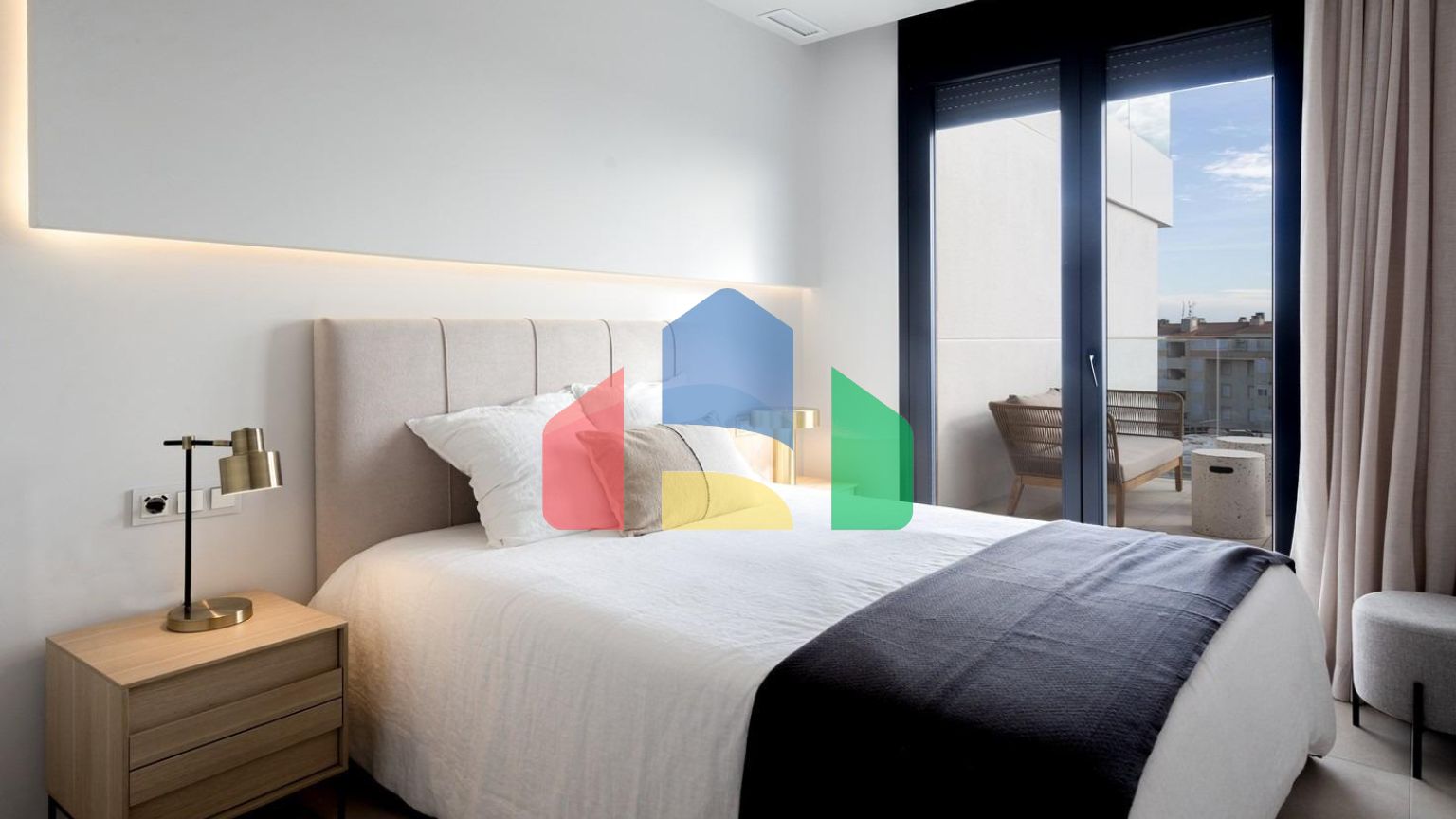 СРЕДИЗЕМНОМОРСКОЕ ЖИЛЬЕ В НЕСКОЛЬКИХ МЕТРАХ ОТ МОРЯ