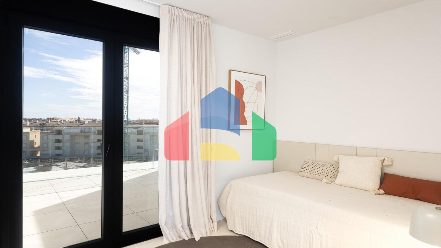 СРЕДИЗЕМНОМОРСКОЕ ЖИЛЬЕ В НЕСКОЛЬКИХ МЕТРАХ ОТ МОРЯ