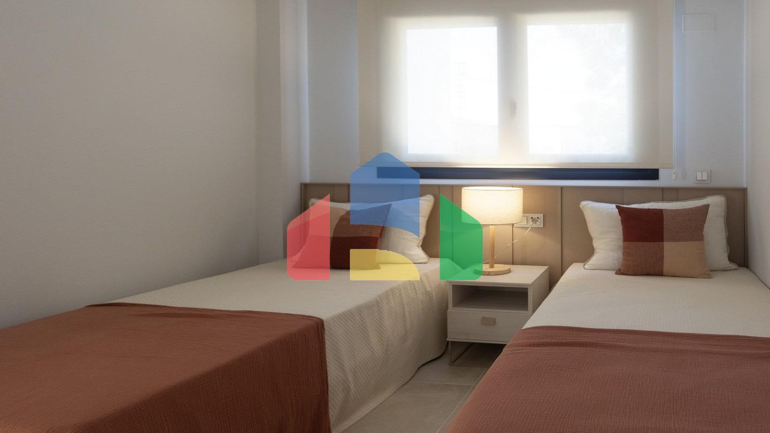 СРЕДИЗЕМНОМОРСКОЕ ЖИЛЬЕ В НЕСКОЛЬКИХ МЕТРАХ ОТ МОРЯ