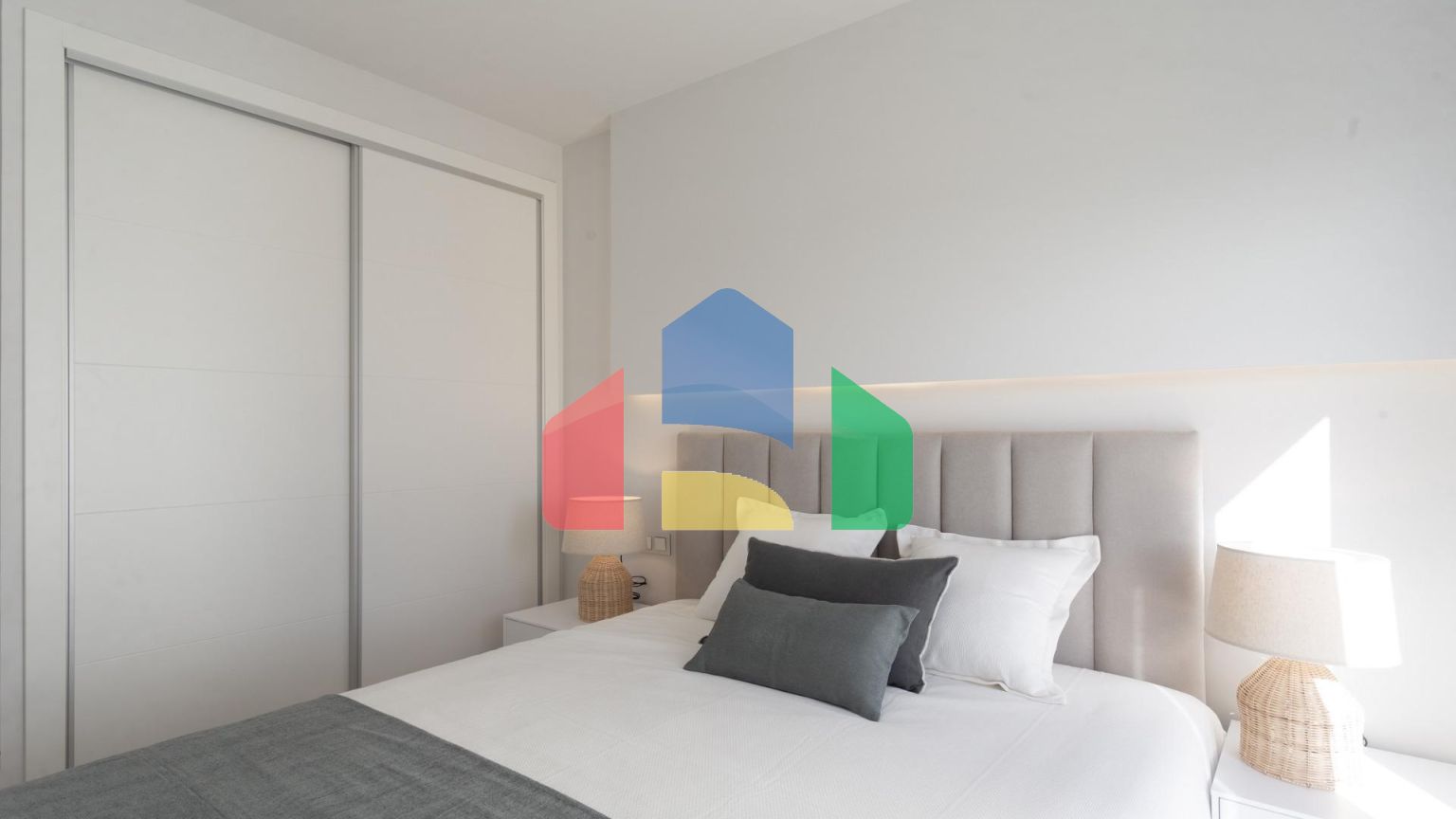 СРЕДИЗЕМНОМОРСКОЕ ЖИЛЬЕ В НЕСКОЛЬКИХ МЕТРАХ ОТ МОРЯ