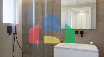 СРЕДИЗЕМНОМОРСКОЕ ЖИЛЬЕ В НЕСКОЛЬКИХ МЕТРАХ ОТ МОРЯ