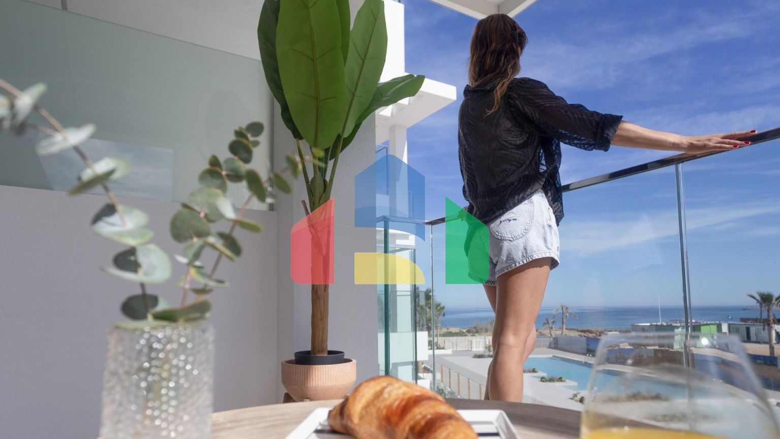 СРЕДИЗЕМНОМОРСКОЕ ЖИЛЬЕ В НЕСКОЛЬКИХ МЕТРАХ ОТ МОРЯ