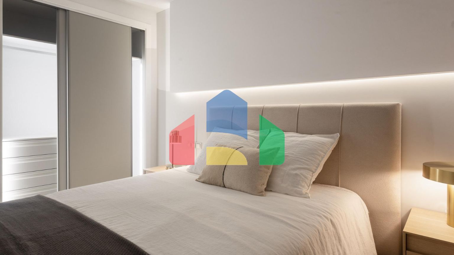 СРЕДИЗЕМНОМОРСКОЕ ЖИЛЬЕ В НЕСКОЛЬКИХ МЕТРАХ ОТ МОРЯ