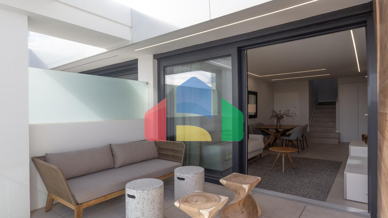 СРЕДИЗЕМНОМОРСКОЕ ЖИЛЬЕ В НЕСКОЛЬКИХ МЕТРАХ ОТ МОРЯ