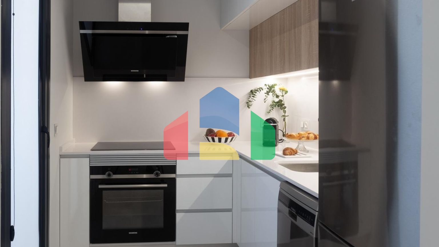 СРЕДИЗЕМНОМОРСКОЕ ЖИЛЬЕ В НЕСКОЛЬКИХ МЕТРАХ ОТ МОРЯ