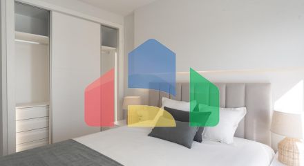 СРЕДИЗЕМНОМОРСКОЕ ЖИЛЬЕ В НЕСКОЛЬКИХ МЕТРАХ ОТ МОРЯ