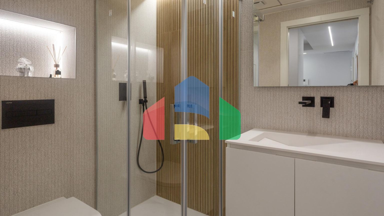 СРЕДИЗЕМНОМОРСКОЕ ЖИЛЬЕ В НЕСКОЛЬКИХ МЕТРАХ ОТ МОРЯ