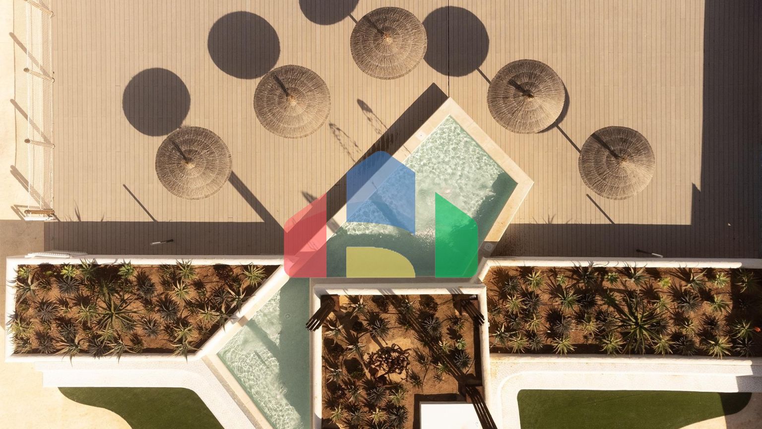 СРЕДИЗЕМНОМОРСКОЕ ЖИЛЬЕ В НЕСКОЛЬКИХ МЕТРАХ ОТ МОРЯ