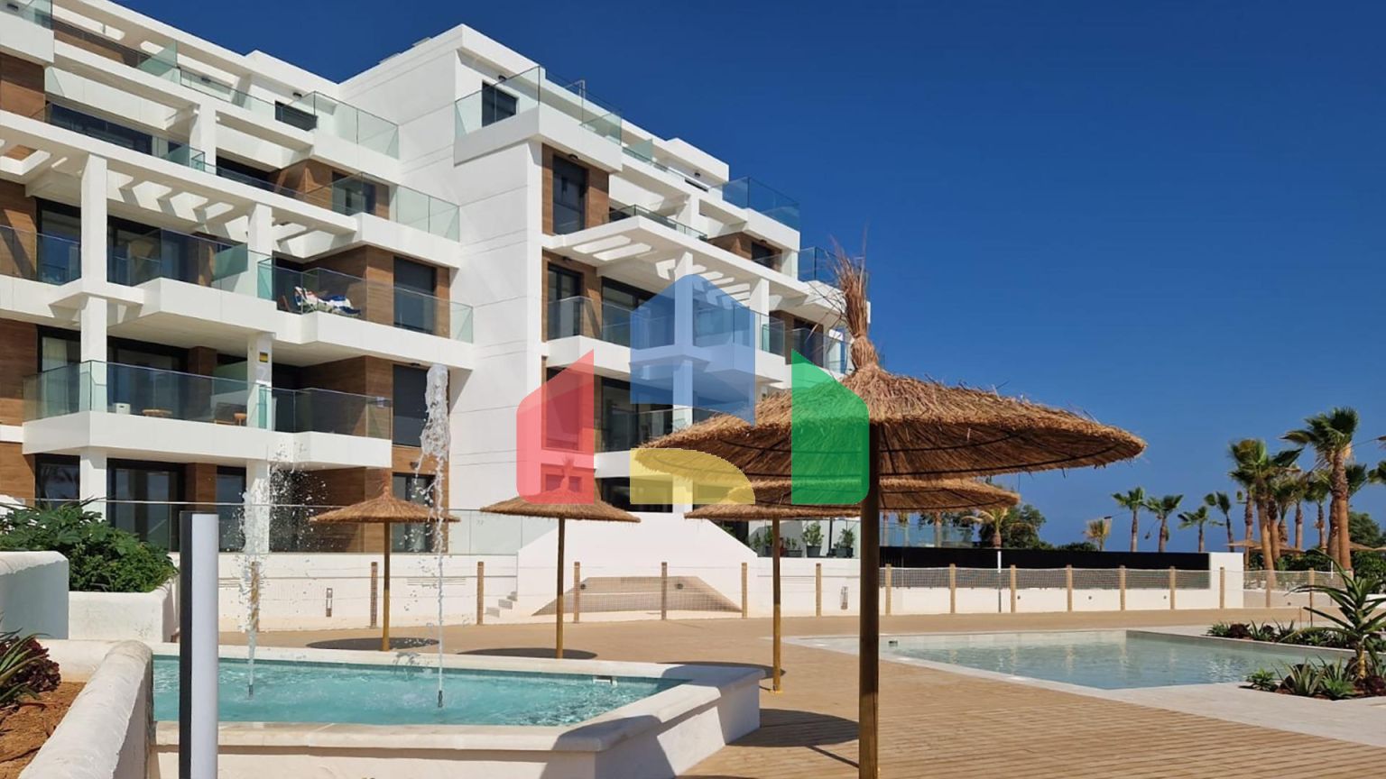 СРЕДИЗЕМНОМОРСКОЕ ЖИЛЬЕ В НЕСКОЛЬКИХ МЕТРАХ ОТ МОРЯ