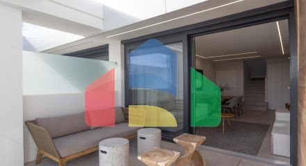 СРЕДИЗЕМНОМОРСКОЕ ЖИЛЬЕ В НЕСКОЛЬКИХ МЕТРАХ ОТ МОРЯ