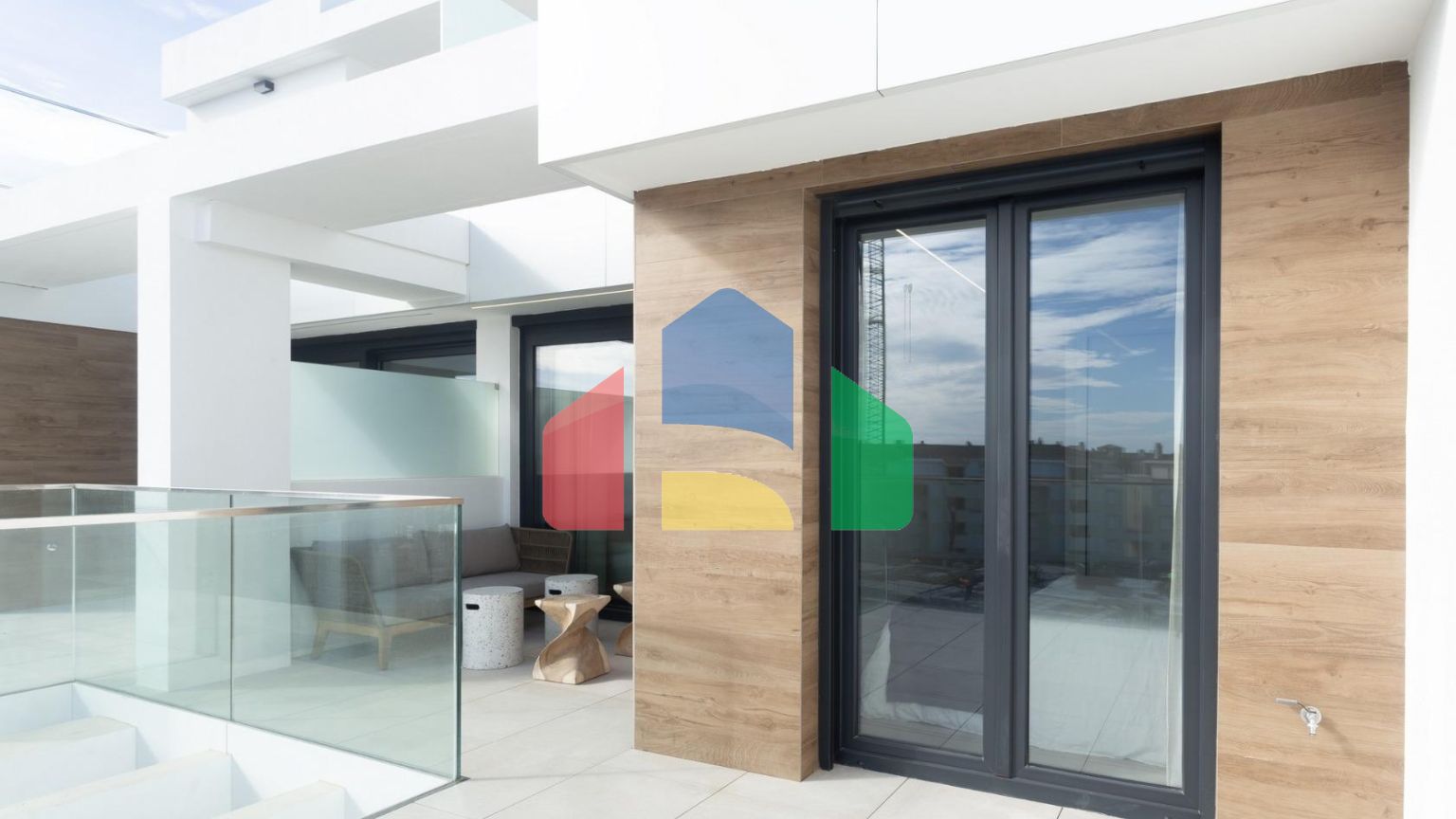 СРЕДИЗЕМНОМОРСКОЕ ЖИЛЬЕ В НЕСКОЛЬКИХ МЕТРАХ ОТ МОРЯ