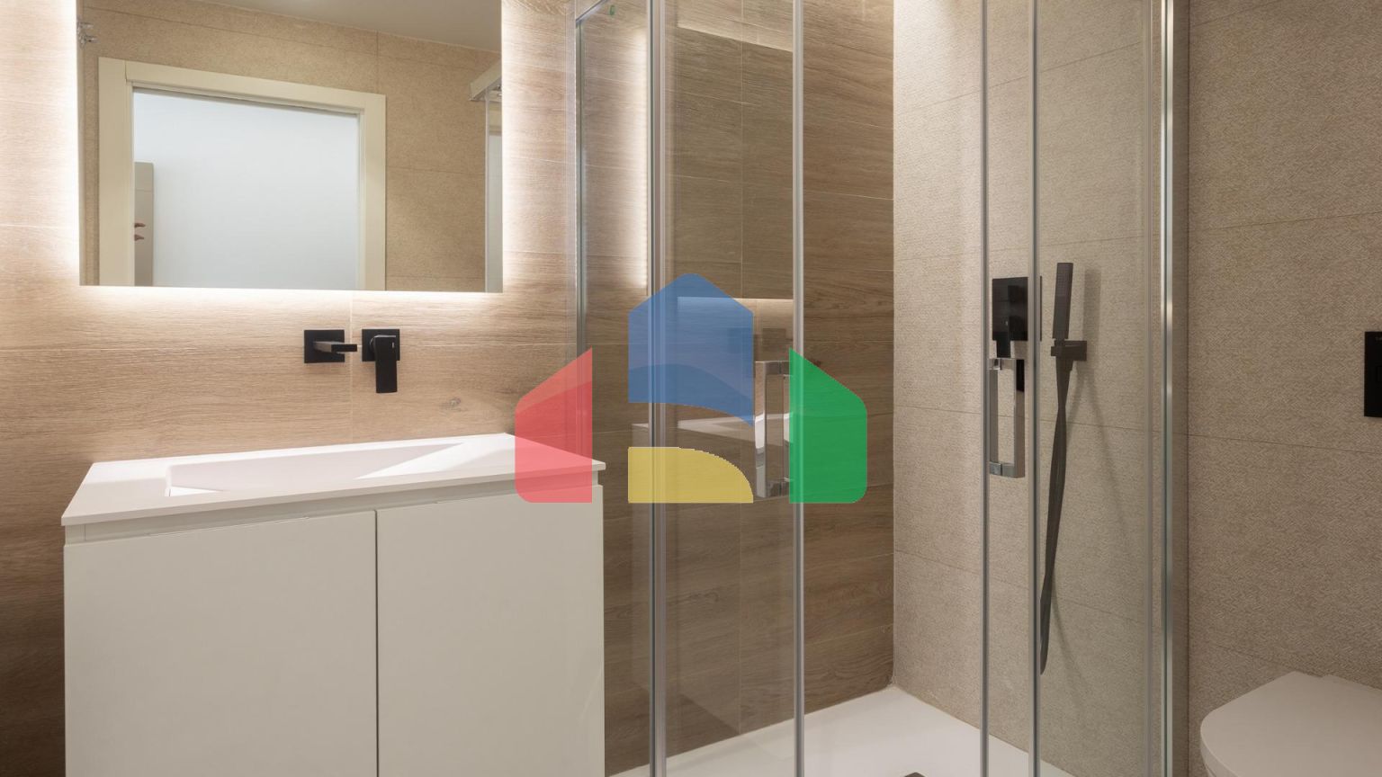 СРЕДИЗЕМНОМОРСКОЕ ЖИЛЬЕ В НЕСКОЛЬКИХ МЕТРАХ ОТ МОРЯ