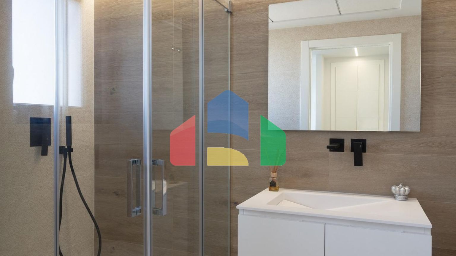 СРЕДИЗЕМНОМОРСКОЕ ЖИЛЬЕ В НЕСКОЛЬКИХ МЕТРАХ ОТ МОРЯ