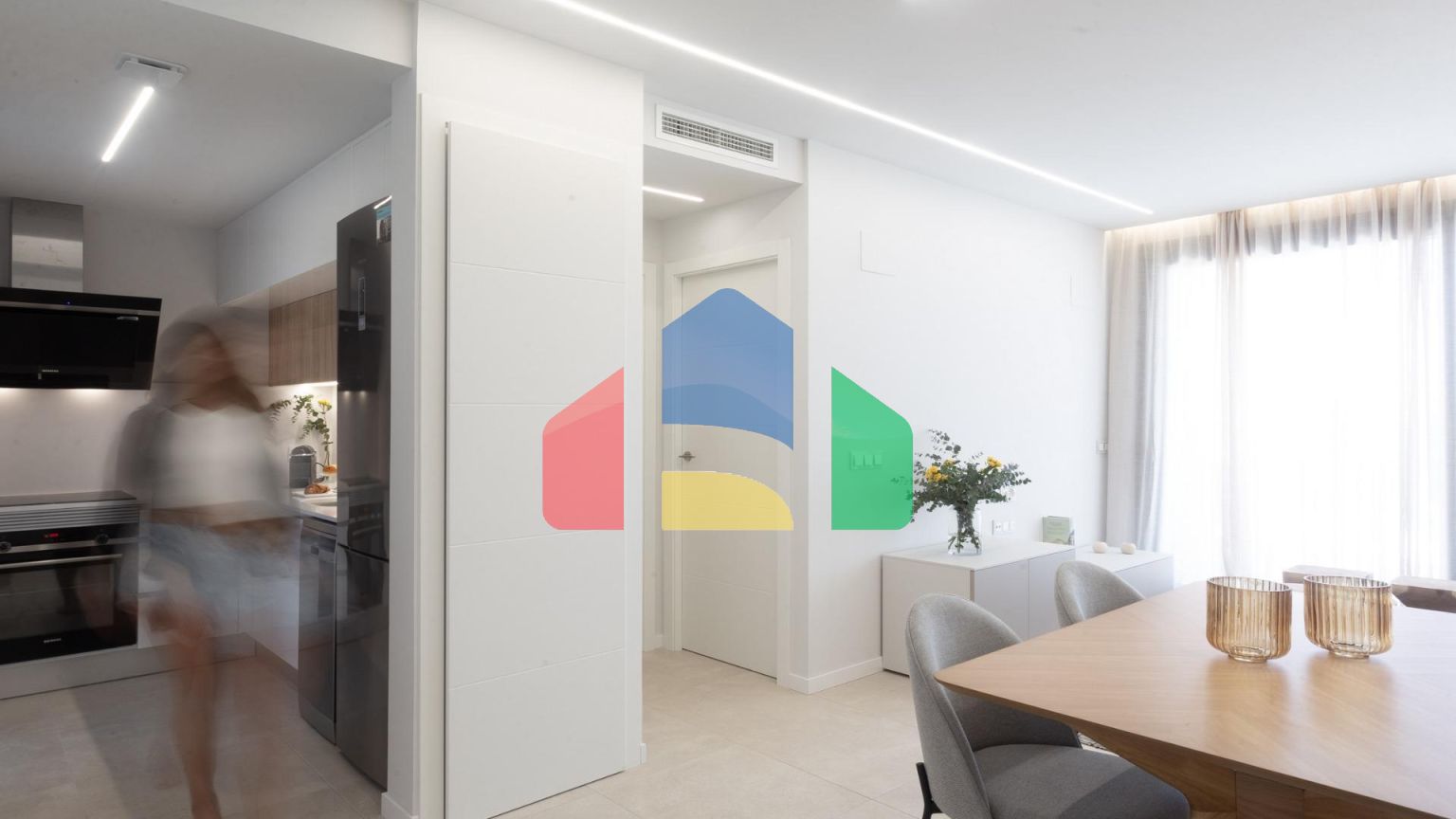 СРЕДИЗЕМНОМОРСКОЕ ЖИЛЬЕ В НЕСКОЛЬКИХ МЕТРАХ ОТ МОРЯ