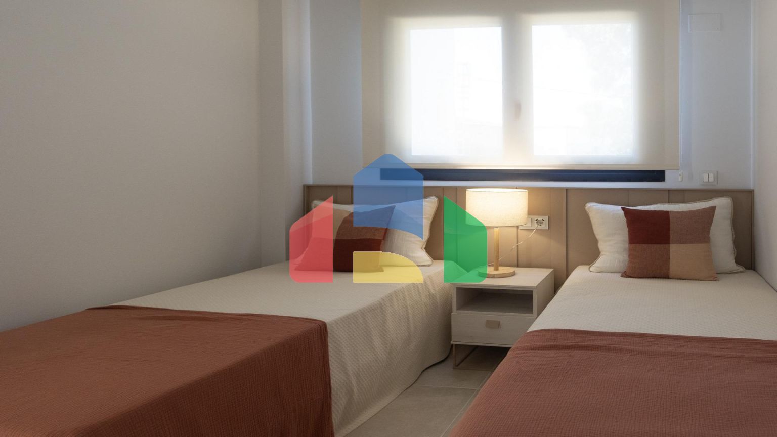 СРЕДИЗЕМНОМОРСКОЕ ЖИЛЬЕ В НЕСКОЛЬКИХ МЕТРАХ ОТ МОРЯ