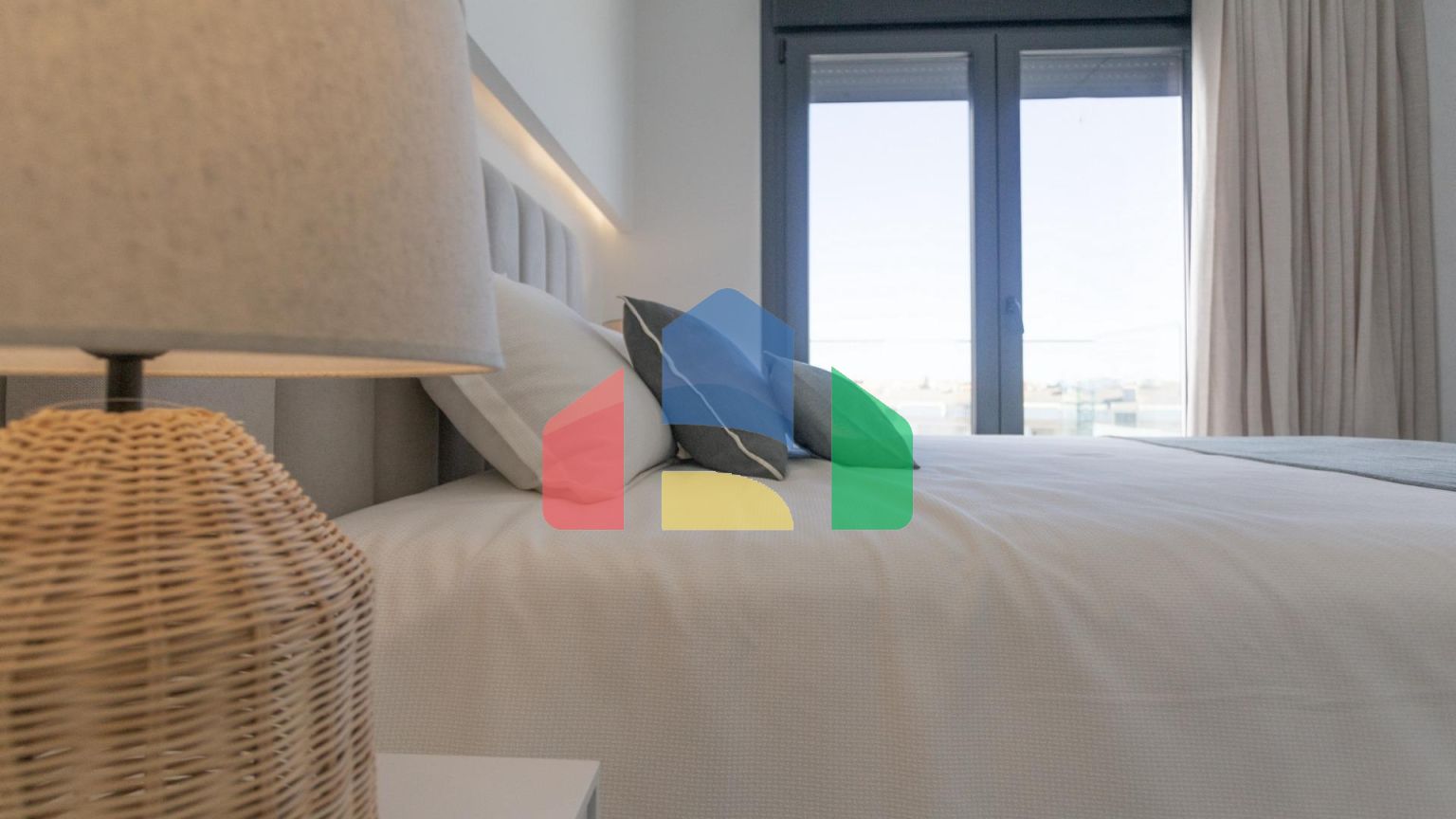 СРЕДИЗЕМНОМОРСКОЕ ЖИЛЬЕ В НЕСКОЛЬКИХ МЕТРАХ ОТ МОРЯ