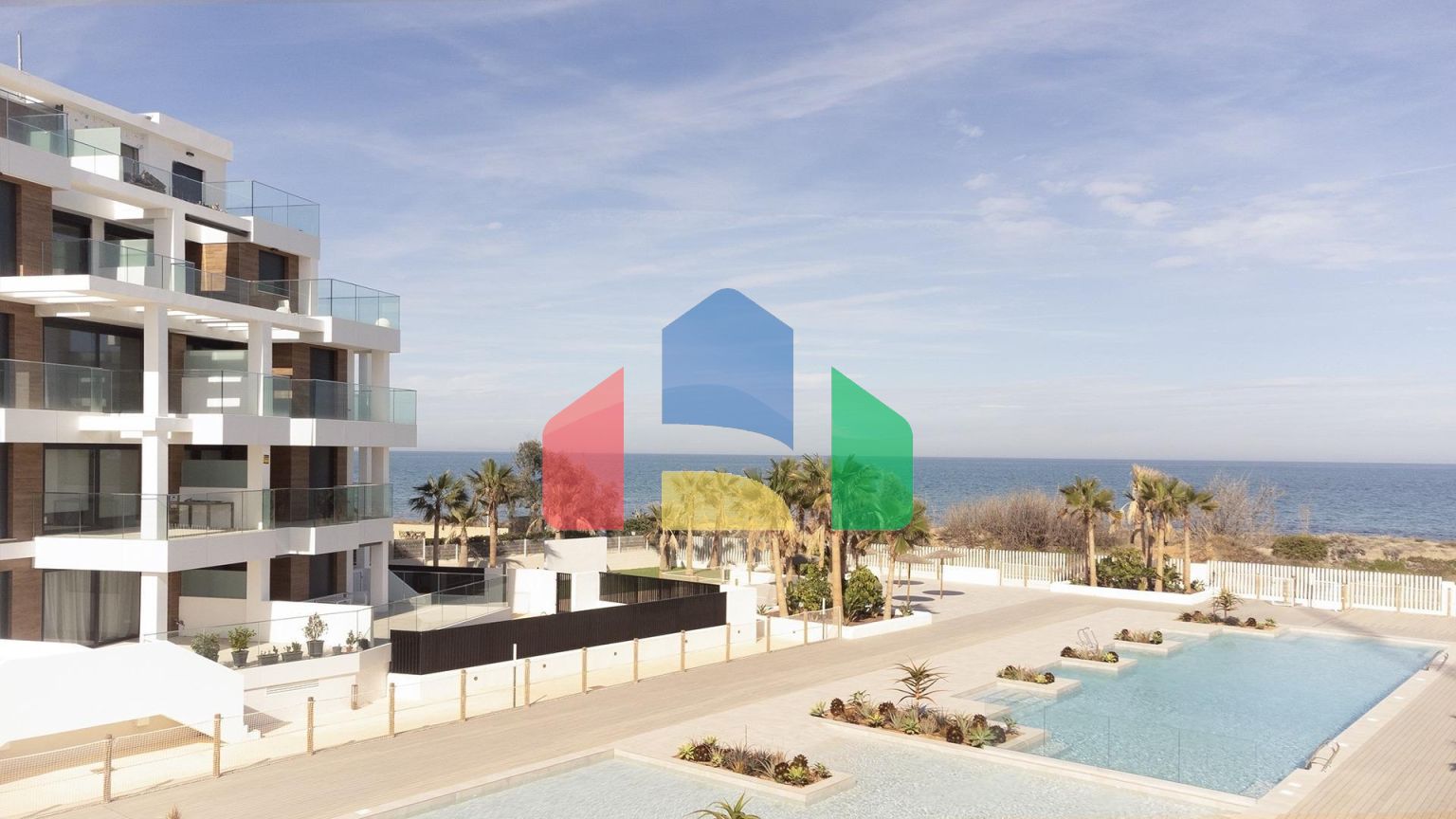 СРЕДИЗЕМНОМОРСКОЕ ЖИЛЬЕ В НЕСКОЛЬКИХ МЕТРАХ ОТ МОРЯ