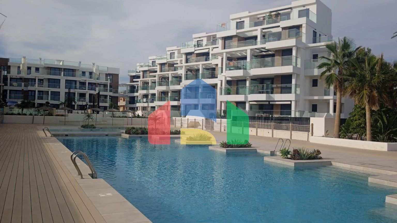 СРЕДИЗЕМНОМОРСКОЕ ЖИЛЬЕ В НЕСКОЛЬКИХ МЕТРАХ ОТ МОРЯ